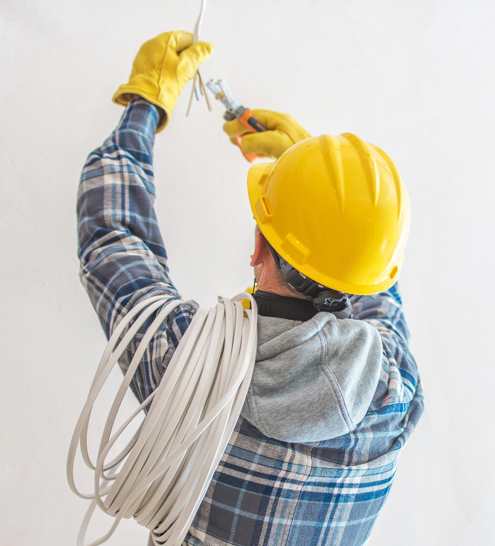 Electricista trabajando en una instalación en Cádiz